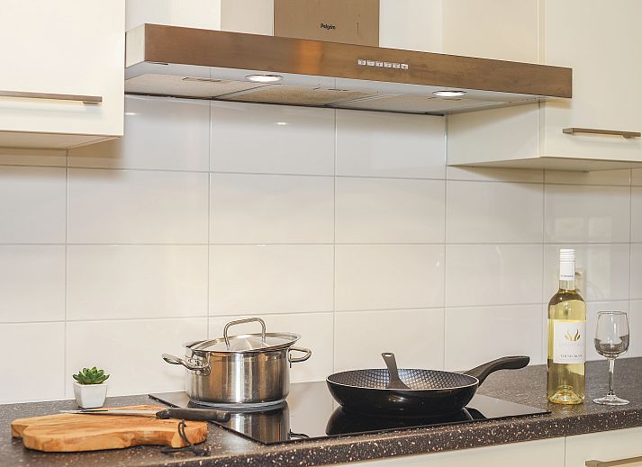 Modern kitchen in Landgoed De Hellendoornse Berg 8-person bungalow, Haarle, Overijssel.