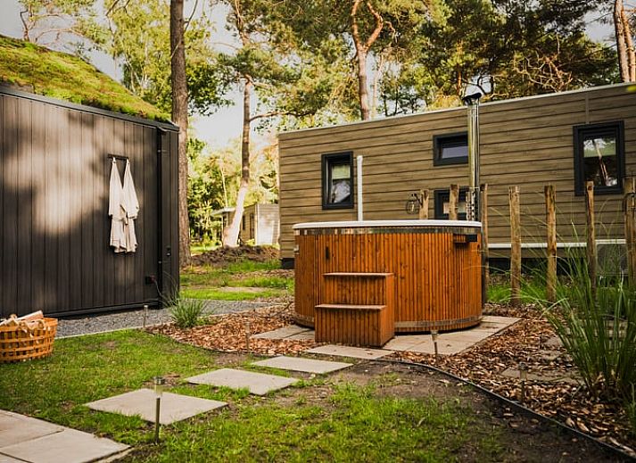 Entspannen Sie sich im Jacuzzi im Ferienhaus in Haarle, einem Luxus-Ferienhaus in der Natur von Hellendoorn, Salland, Overijssel.