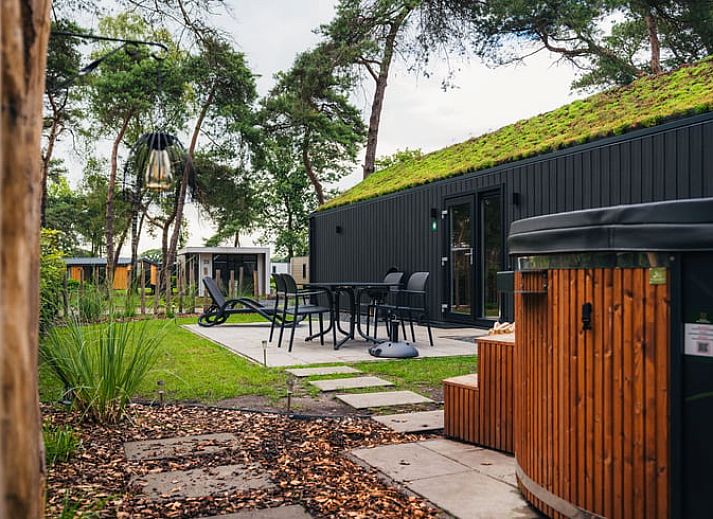 Entspannen Sie sich im Jacuzzi im Ferienhaus in Haarle, einem Luxus-Ferienhaus in der Natur von Hellendoorn, Salland, Overijssel.