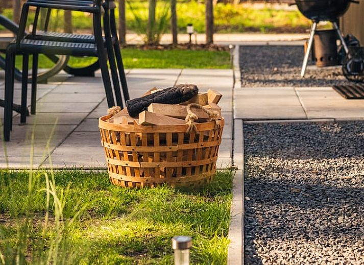Geniessen Sie ein entspanntes Fruehstueck auf der Terrasse des Ferienhauses in Haarle, das in der ruhigen Landschaft von Hellendoorn, Overijssel, liegt.