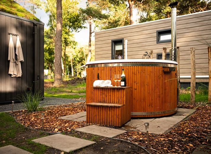 Geniessen Sie ein entspanntes Fruehstueck auf der Terrasse des Ferienhauses in Haarle, das in der ruhigen Landschaft von Hellendoorn, Overijssel, liegt.