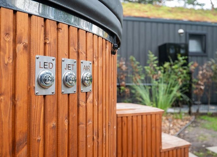 Geniessen Sie ein entspanntes Fruehstueck auf der Terrasse des Ferienhauses in Haarle, das in der ruhigen Landschaft von Hellendoorn, Overijssel, liegt.