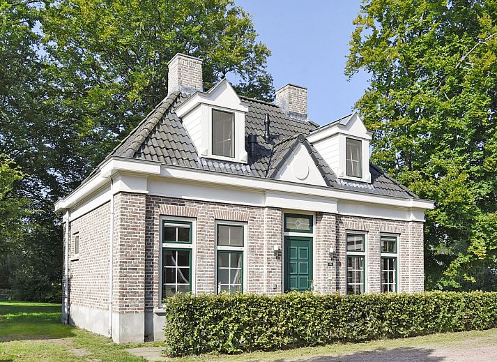 Gezellige woonkamer in Landgoed De Hellendoornse Berg, 4-persoons bungalow Notar, Haarle, Overijssel.