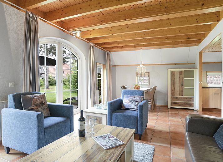 Gemuetliches Wohnzimmer in Landgoed De Hellendoornse Berg, 4-Personen-Bungalow Notar, Haarle, Overijssel.
