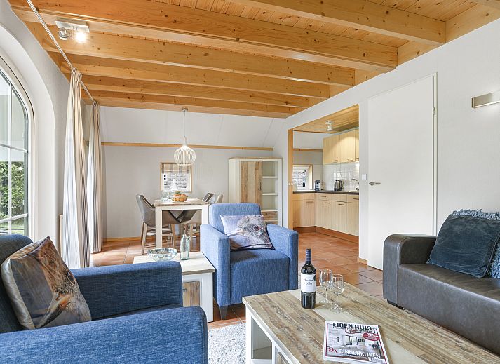 Gemuetliches Wohnzimmer in Landgoed De Hellendoornse Berg, 4-Personen-Bungalow Notar, Haarle, Overijssel.