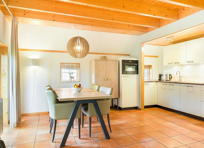 Aussenansicht von Landgoed De Hellendoornse Berg Bungalow Notar mit Garten in Haarle, Salland, Overijssel.