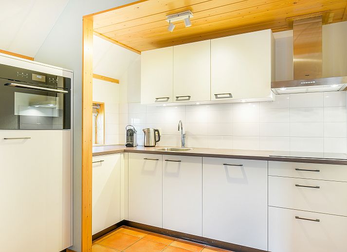 Aussenansicht von Landgoed De Hellendoornse Berg Bungalow Notar mit Garten in Haarle, Salland, Overijssel.