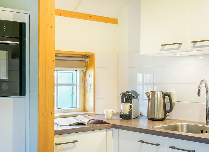 Aussenansicht von Landgoed De Hellendoornse Berg Bungalow Notar mit Garten in Haarle, Salland, Overijssel.