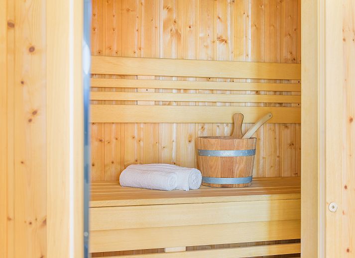 Essbereich im Landgoed De Hellendoornse Berg Bungalow Notar, Haarle, mit Holzmoebeln und viel Licht.