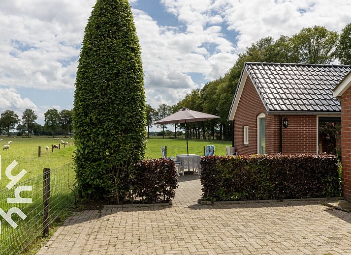 Voorzijde van vakantiehuis OV218 in Haarle, Hellendoorn, gelegen in het rustige Salland, Overijssel.