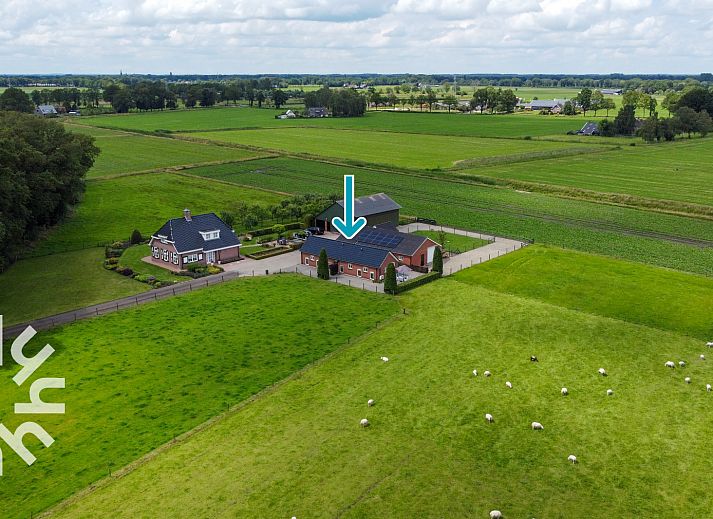 Slaapkamer met twee eenpersoonsbedden in vakantiehuis OV218, Haarle, Hellendoorn, in het mooie Salland, Overijssel.
