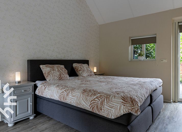 Slaapkamer met twee eenpersoonsbedden in vakantiehuis OV218, Haarle, Hellendoorn, in het mooie Salland, Overijssel.