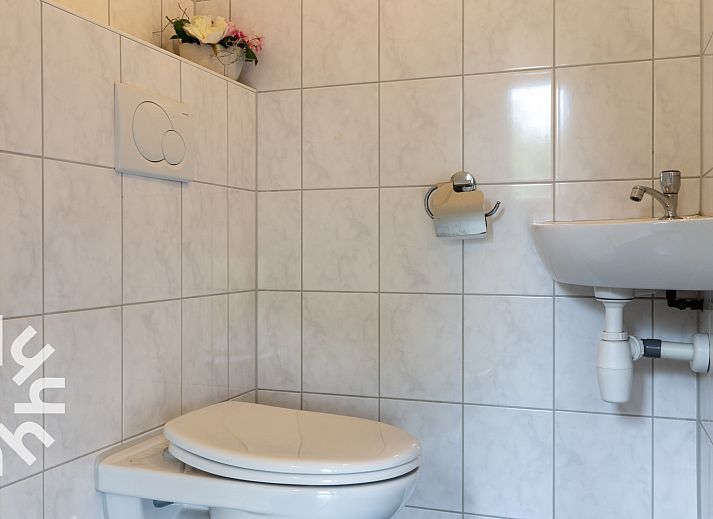 Stijlvolle badkamer met douche in vakantiehuis OV218, Haarle, Hellendoorn, gelegen in Salland, Overijssel.
