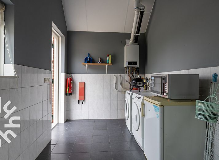 Stijlvolle badkamer met douche in vakantiehuis OV218, Haarle, Hellendoorn, gelegen in Salland, Overijssel.