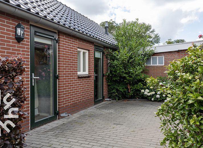 Stijlvolle badkamer met douche in vakantiehuis OV218, Haarle, Hellendoorn, gelegen in Salland, Overijssel.