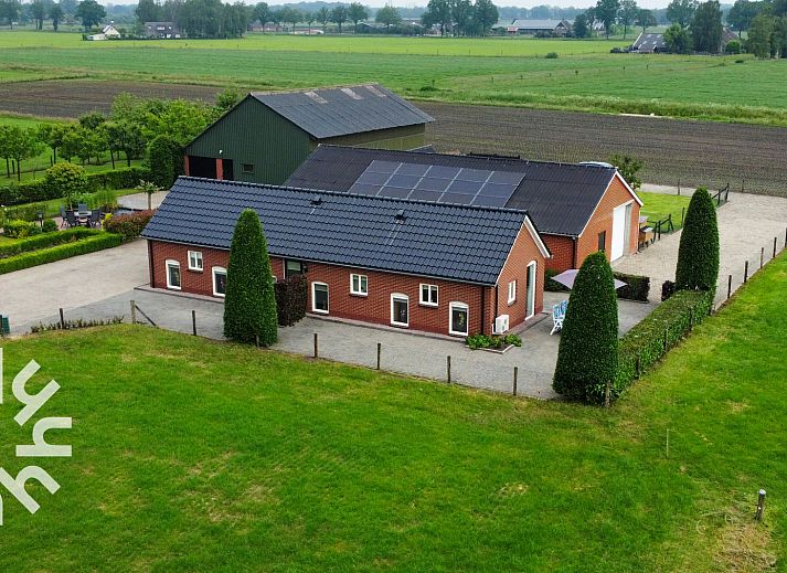 Stijlvolle badkamer met douche in vakantiehuis OV218, Haarle, Hellendoorn, gelegen in Salland, Overijssel.