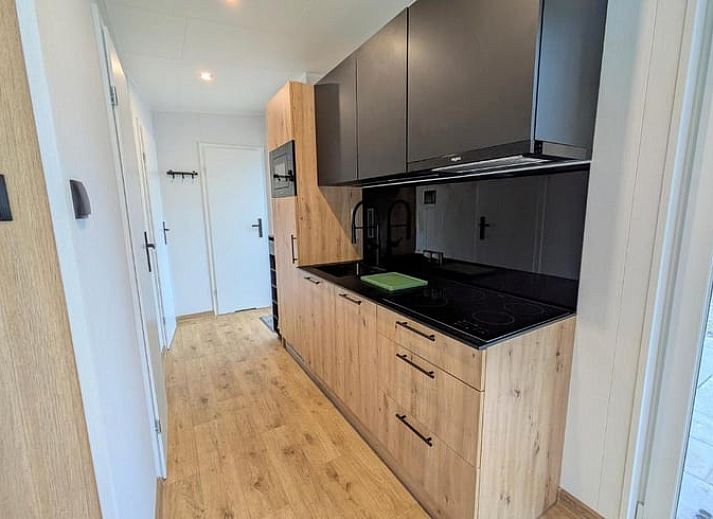 Verlichte entree van Vakantiehuisje in Haarle, gelegen in de bosrijke omgeving van Hellendoorn, Salland, Overijssel.