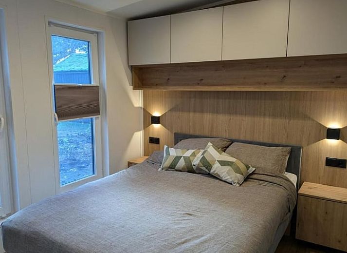 Verlichte entree van Vakantiehuisje in Haarle, gelegen in de bosrijke omgeving van Hellendoorn, Salland, Overijssel.