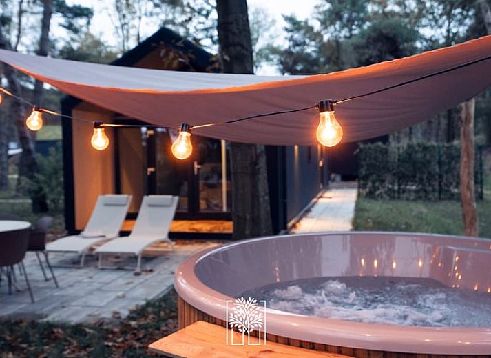 Ontspan in de jacuzzi bij Vakantiehuisje in Haarle, gelegen in het prachtige Salland, Overijssel.