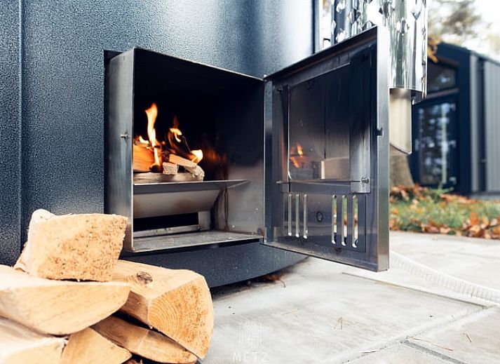 Geniet van sfeervolle verlichting bij de jacuzzi van Vakantiehuisje in Haarle, Hellendoorn.