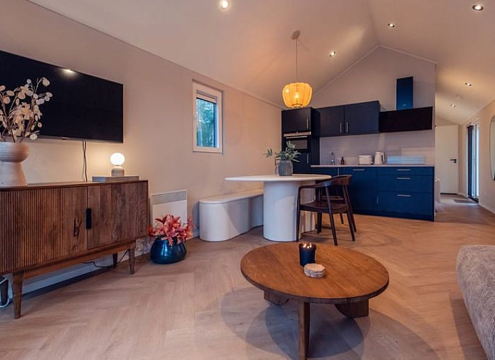 Houtblokken voor de open haard bij Vakantiehuisje in Haarle, ideaal voor een knusse avond in Salland.