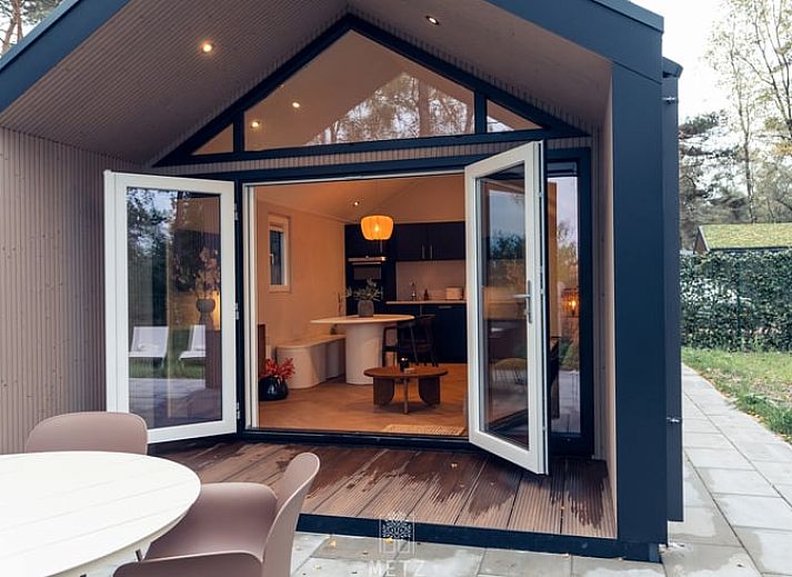 Houtblokken voor de open haard bij Vakantiehuisje in Haarle, ideaal voor een knusse avond in Salland.