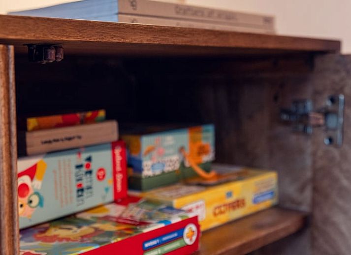 Houtblokken voor de open haard bij Vakantiehuisje in Haarle, ideaal voor een knusse avond in Salland.