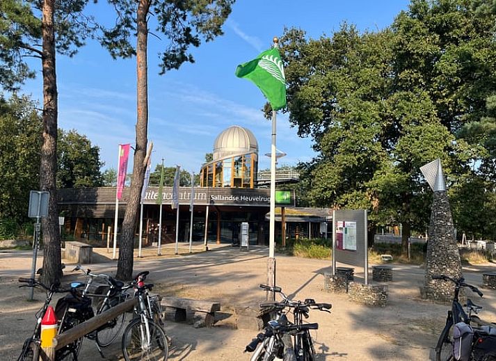 Moderne badkamer in Vakantiehuisje in Haarle, perfect voor een ontspannen verblijf in Hellendoorn.