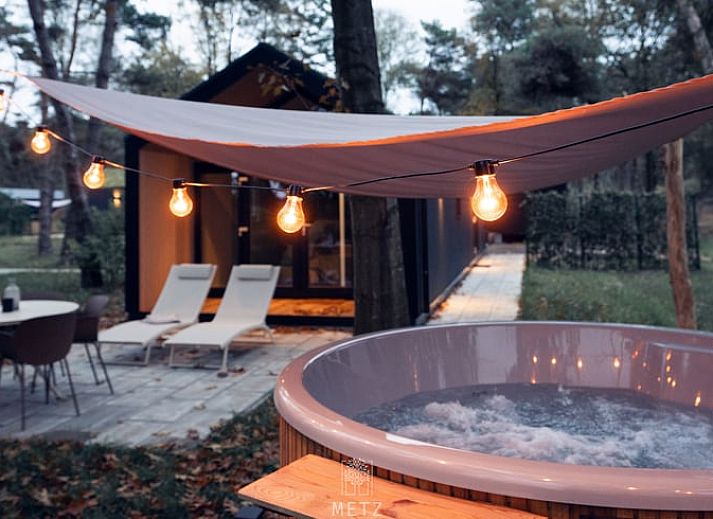 Geniet van de zonsondergang vanuit de hot tub bij Vakantiehuis in Haarle, een idyllisch vakantiehuis in Salland, Overijssel.