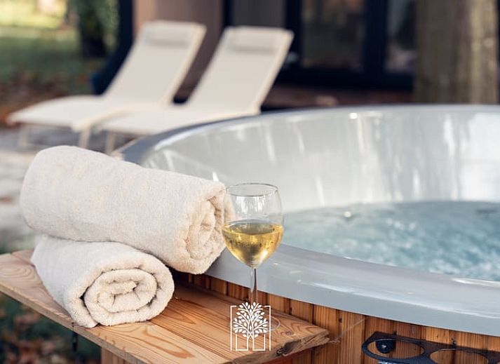 Geniet van de zonsondergang vanuit de hot tub bij Vakantiehuis in Haarle, een idyllisch vakantiehuis in Salland, Overijssel.