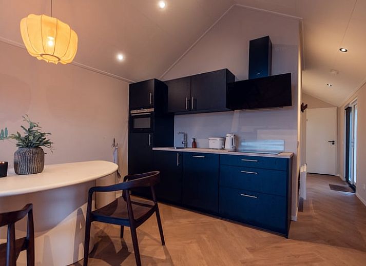 Sfeervolle avondverlichting op het terras van Vakantiehuis in Haarle, een charmante vakantiewoning in Hellendoorn, Overijssel.