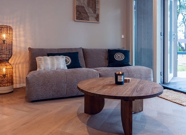 Sfeervolle avondverlichting op het terras van Vakantiehuis in Haarle, een charmante vakantiewoning in Hellendoorn, Overijssel.