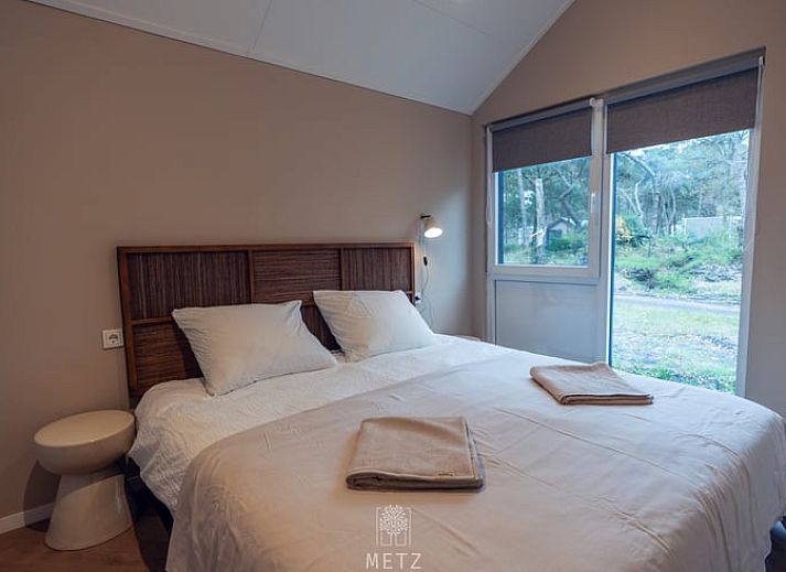 Ontspan met een glas wijn in de hot tub bij Vakantiehuis in Haarle, een luxe vakantiehuis in Salland, Overijssel.