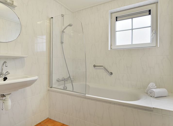 Landgoed De Hellendoornse Berg 6-persoons bungalow in Haarle, omgeven door groen in Salland, Overijssel.