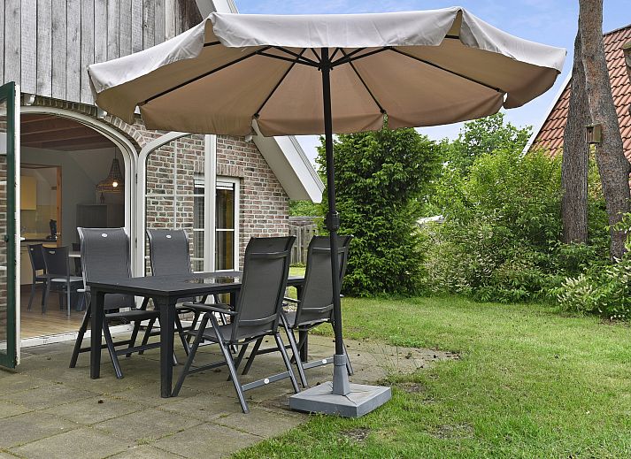 Gezellige woonkamer in Landgoed De Hellendoornse Berg bungalow, Haarle, met uitzicht op de tuin.