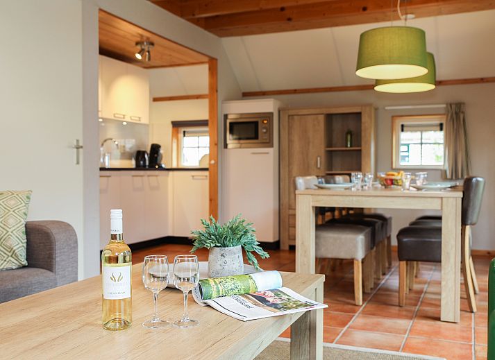Eethoek en keuken in Landgoed De Hellendoornse Berg bungalow, ideaal voor familiediners in Haarle.
