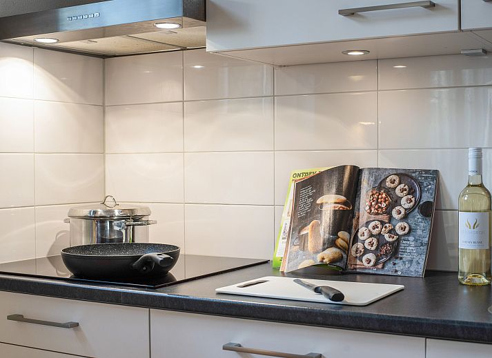 Eethoek en keuken in Landgoed De Hellendoornse Berg bungalow, ideaal voor familiediners in Haarle.