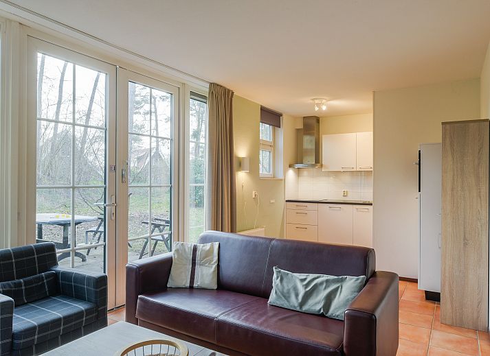 Moderne keuken in 6-persoons bungalow Landgoed De Hellendoornse Berg, Haarle, Overijssel.