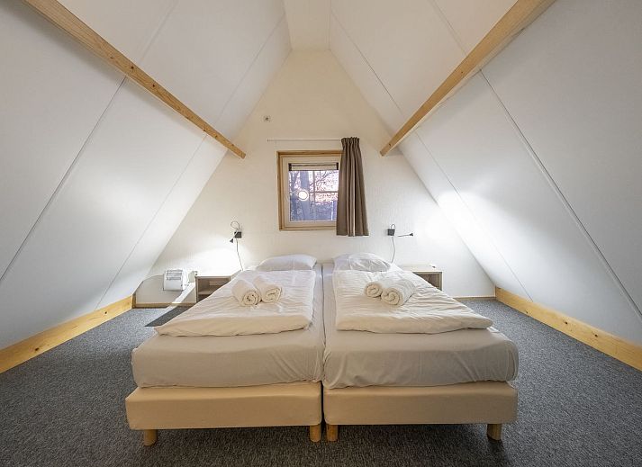 Attraktives Schlafzimmer im Landgoed De Hellendoornse Berg 4-Personen Bungalow Boere, gelegen in Haarle Hellendoorn, Salland, Overijssel.