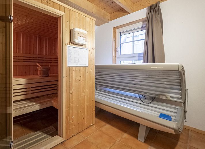 Gemuetliches Wohnzimmer mit Kamin in Landgoed De Hellendoornse Berg 4-Personen-Bungalow Boere, Haarle Hellendoorn, Salland, Overijssel.