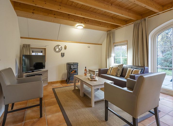 Gemuetliches Wohnzimmer mit Kamin in Landgoed De Hellendoornse Berg 4-Personen-Bungalow Boere, Haarle Hellendoorn, Salland, Overijssel.