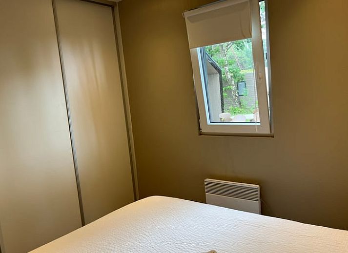 Entspannen Sie sich auf der Terrasse des Ferienhauses in Haarle, umgeben von gruenen Waeldern in Hellendoorn, Overijssel.