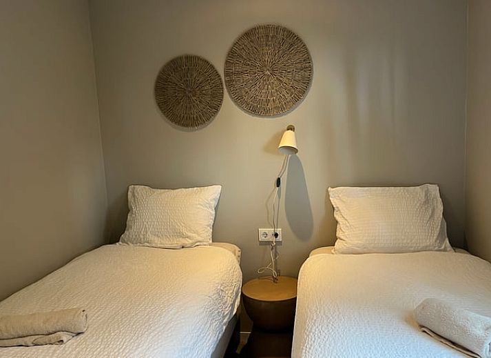 Entspannen Sie sich auf der Terrasse des Ferienhauses in Haarle, umgeben von gruenen Waeldern in Hellendoorn, Overijssel.