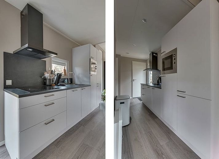 Entspannen Sie sich auf der Terrasse des Ferienhauses in Haarle, umgeben von gruenen Waeldern in Hellendoorn, Overijssel.