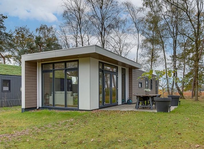 Stilvolles Wohnzimmer im Ferienhaus in Haarle, mit Blick auf die gruene Landschaft von Salland, Overijssel.