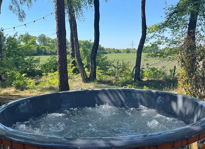 Stilvolles Wohnzimmer im Ferienhaus in Haarle, mit Blick auf die gruene Landschaft von Salland, Overijssel.