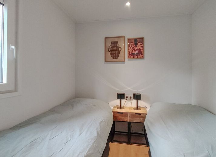 Cozy bedroom in vacation home OV751 in Haarle, Hellendoorn, with two single beds and stylish decoration, perfect for relaxation.