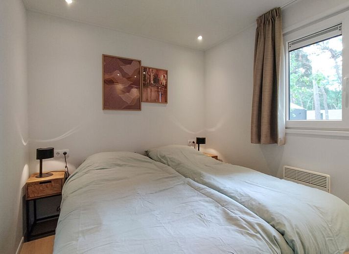 Cozy bedroom in vacation home OV751 in Haarle, Hellendoorn, with two single beds and stylish decoration, perfect for relaxation.