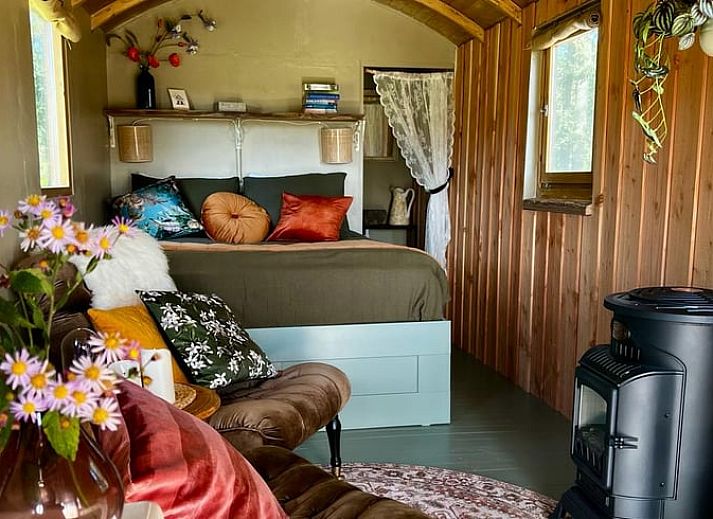 Gezellige binnenruimte van Vakantiehuisje in Wesepe, Salland, Overijssel met comfortabele zithoek en sfeervolle inrichting.