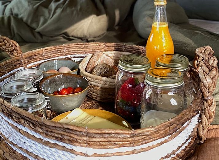 Gezellige binnenruimte van Vakantiehuisje in Wesepe, Salland, Overijssel met comfortabele zithoek en sfeervolle inrichting.